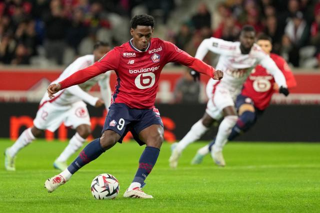 体育平台-【早报】翻过那座山！郑钦文生涯首胜萨巴伦卡！