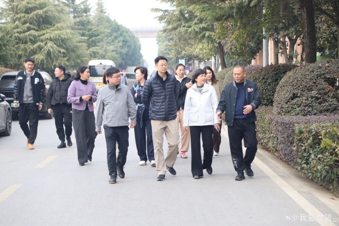 在线体育-中国篮球协会副主席杨阳一行莅临武汉女篮进行调研指导