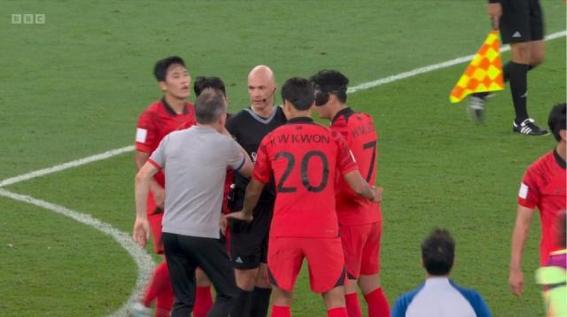 体育娱乐-暴躁老哥!前重庆主教练领跑本届世界杯红黄牌榜