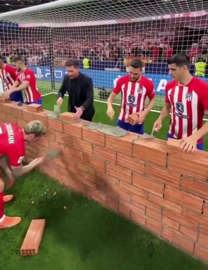 中国体育-今日趣图：今天请别叫我神秘内切男，我是狼队MVP、右后卫加克波